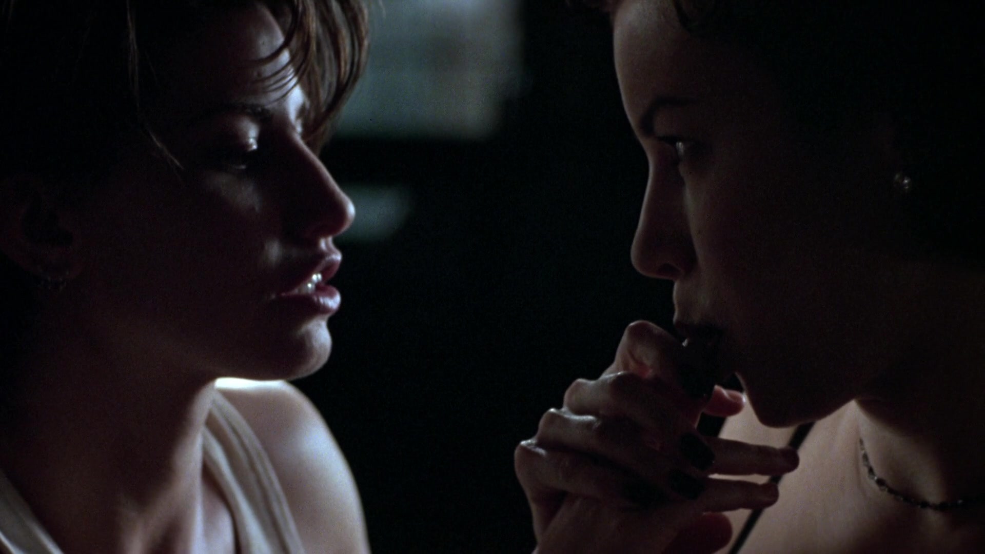 Jennifer Tilly, Gina Gershon - Bound (1996) Video Â» Best ...
