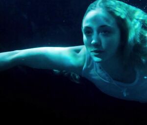Lilly-Fleur Pointeaux & Gala Besson - Horsehead (2014)