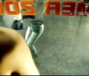 Fashion victims find the perfect body (2003)