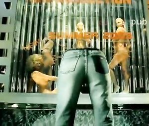 Fashion victims find the perfect body (2003)