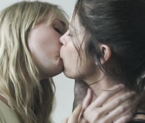 Ingrid Garcia Jonsson, Juana Acosta nude - Acantilado (2016)