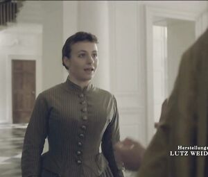 Yvonne Catterfeld, Laura de Boer - ‘Die Pfeiler der Macht E01-02 (2016)’ HD 720 (Sex, Tits, Ass)