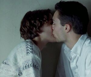 Adriana Ugarte - Castillos de cartón (3some 2009)