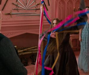 Anne Hathaway nude - The Hustle (2019)