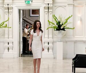 Anne Hathaway nude - The Hustle (2019)