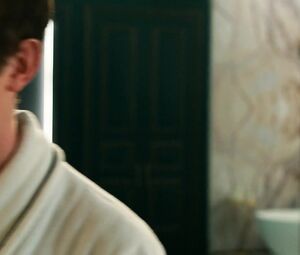 Anne Hathaway nude - The Hustle (2019)