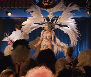 Geena Davis nude - Glow s03e09 (2019)