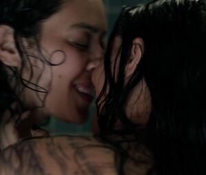 Mishel Prada, Maria-Elena Laas nude - Vida s02e02 (2019)