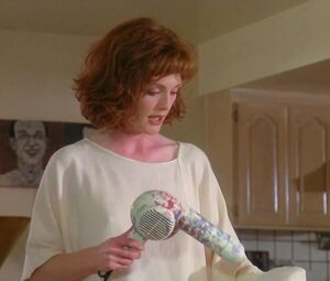 Bush scene with Sexy Julianne Moore - Short Cuts (1993)