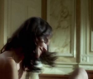 Toplesss Stephanie Pasterkamp - Le grand appartement (2006)