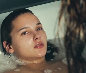 Topless Virginie Ledoyen - Heroines (1997)