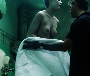 Topless Linda Hardy - Immortel ad vitam (2004)