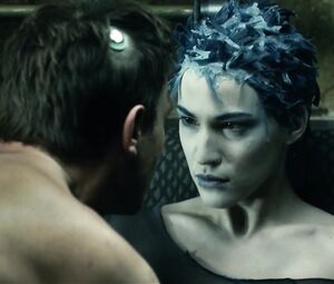 Topless Linda Hardy - Immortel ad vitam (2004)