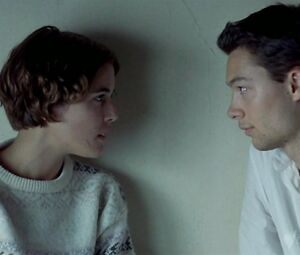 Naked Adriana Ugarte - Castillos de cartΓ³n (3some 2009)