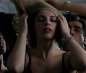 Topless sex scene | Maribel Verdu, Maria de Medeiros - Huevos de Oro (1993)