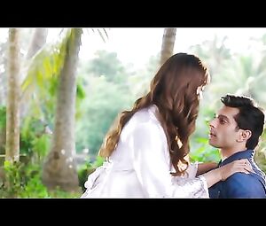 Hot video of Bipasha Basu - Hot Kissing Scene