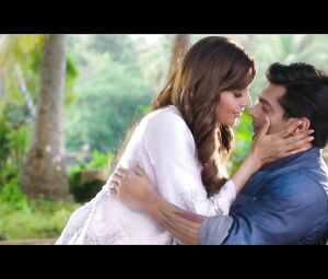Hot video of Bipasha Basu - Hot Kissing Scene