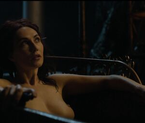 Topless scene of Carice Van Houten - GAME OF THRONES (S04 E07)