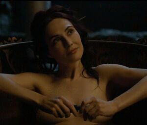 Topless scene of Carice Van Houten - GAME OF THRONES (S04 E07)