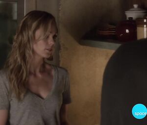Hot TV show scene | Laura Vandervoort naked - Bitten S03E01-02 (2016)