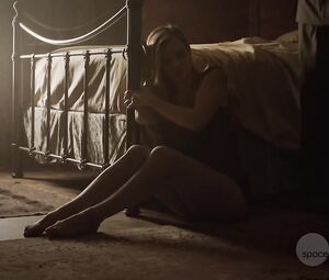 Hot TV show scene | Laura Vandervoort naked - Bitten S03E01-02 (2016)