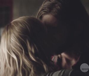 Hot TV show scene | Laura Vandervoort naked - Bitten S03E01-02 (2016)