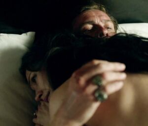 Sex video Louise Barnes & Jessica Parker Kennedy - Black Sails S01E04 (2014)