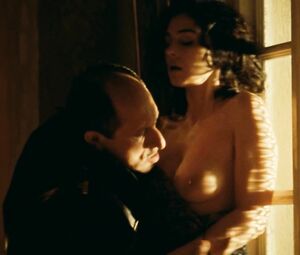 Sex video Monica Bellucci nude - Malèna (2000)