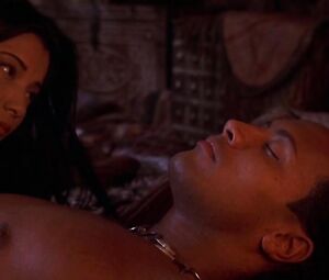 Kelly Hu hot – The Scorpion King (2002)
