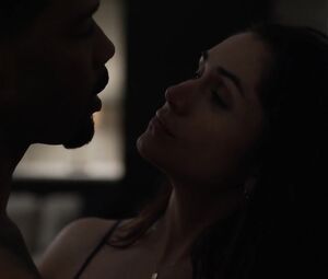 Lela Loren naked, Leslie Lopez naked โ Power s01e05 (2014)