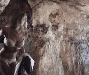 Arielle Cezanne Hot - Insectula! (2015)