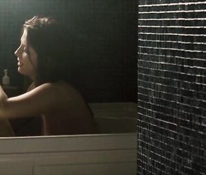 Mischa Barton naked, Emily Meade hot – Assassination of a High School President (2008)