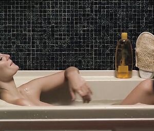 Mischa Barton naked, Emily Meade hot – Assassination of a High School President (2008)