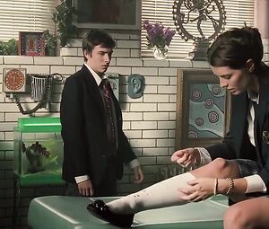 Mischa Barton naked, Emily Meade hot – Assassination of a High School President (2008)