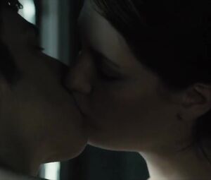 Mischa Barton naked, Emily Meade hot – Assassination of a High School President (2008)