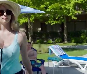 Alexandra Daddario hot, Kate Upton hot – The Layover (2017)