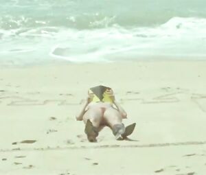 Elisa Heidrich Nude - Animal Politico (2017)