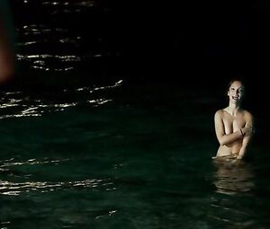 Lola Le Lann nude - Un moment d'egarement (2015)