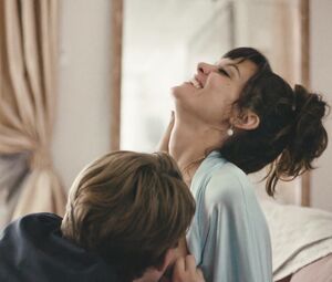 Frankie Shaw Nude - SMILF s01e02 (2017)