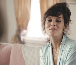Frankie Shaw Nude - SMILF s01e02 (2017)