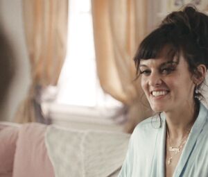 Frankie Shaw Nude - SMILF s01e02 (2017)