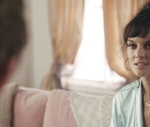 Frankie Shaw Nude - SMILF s01e02 (2017)