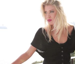 Nude on stage - Ariannna Uncut scene in The Hotel