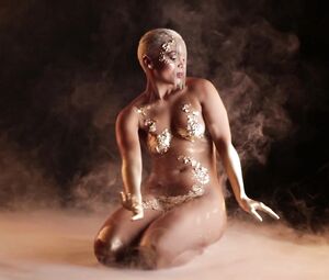 Naked on Stage Performance - Ufo Extreme Gold Art