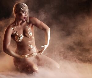 Naked on Stage Performance - Ufo Extreme Gold Art