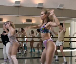 Alison Brie - Glow S01E01 (2017)