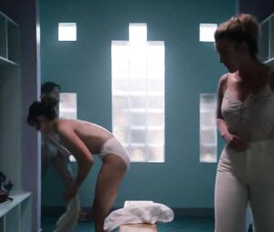 Alison Brie - Glow S01E01 (2017)