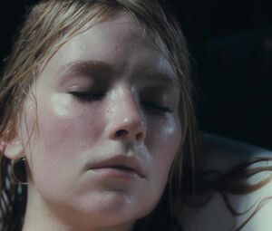 Haley Bennett, Emily Blunt - Girl On The Train (2016)