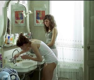 Laetitia Casta nude scene- Le Grand appartement