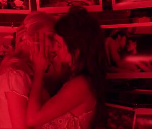 Naked Scarlett Johansson, Penรฉlope Cruz Sexy - Vicky Cristina Barcelona (2008)